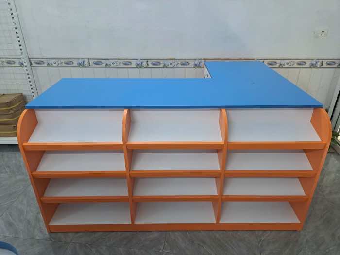 Mẫu bàn thanh toán tích hợp thêm kệ phía trước để hàng mini