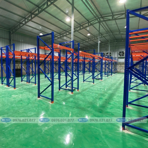 Khung trụ thép dày, đục lỗ định vị để dễ điều chỉnh chiều cao các tầng beam