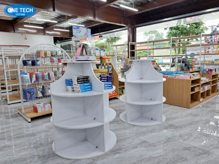 ke trung bay truyen tranh dat giua nha