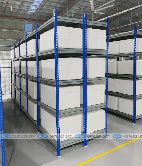 Kệ V lỗ chứa thùng xốp trong kho lạnh