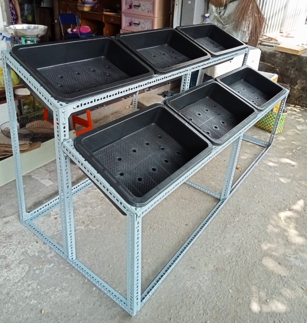 Kệ rau đặt ngoài ban công
