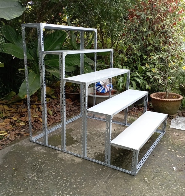 Kệ bậc thang trưng bày chậu cây rau sạch