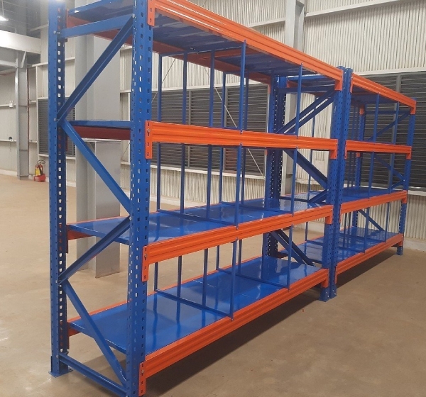 ke trung tai trong cay ban cong