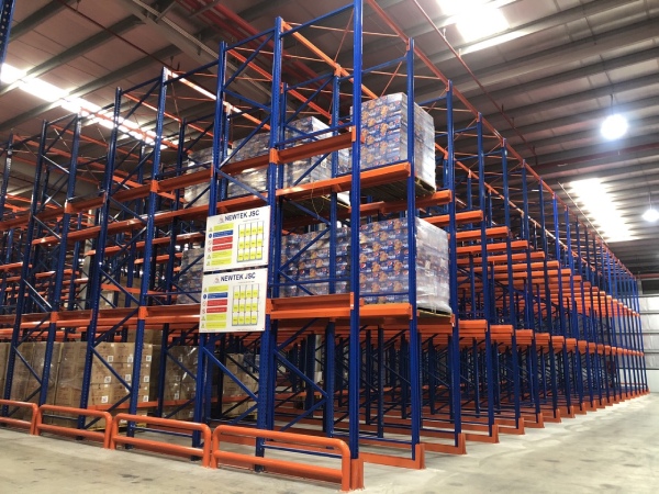 Kệ kho lạnh sử dụng xe nâng vận chuyển hàng hóa