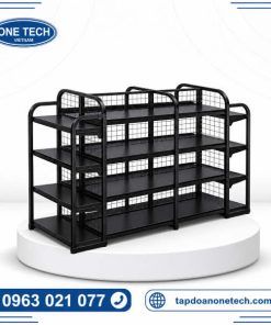 Kệ siêu thị lưng lưới sơn đen đặt giữa nhà