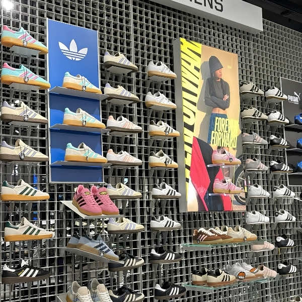 Kệ trưng bày giày Adidas