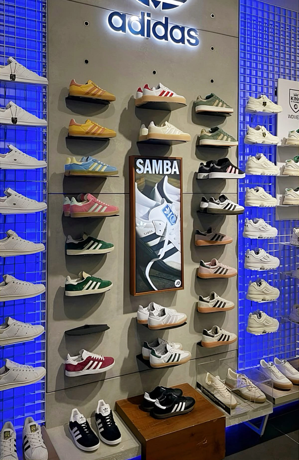 ke trung bay giay sneaker dep 2