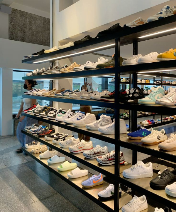 ke trung bay giay sneaker dep 3